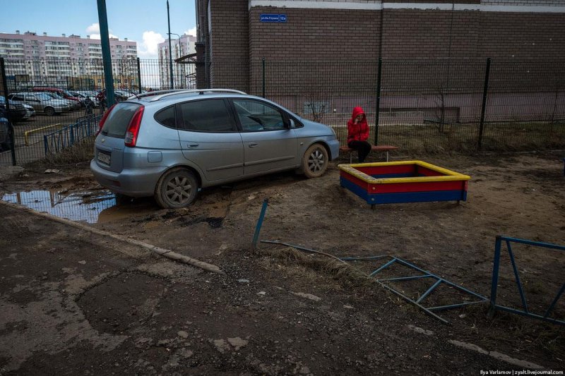 Припаркованный автомобиль на детской площадке