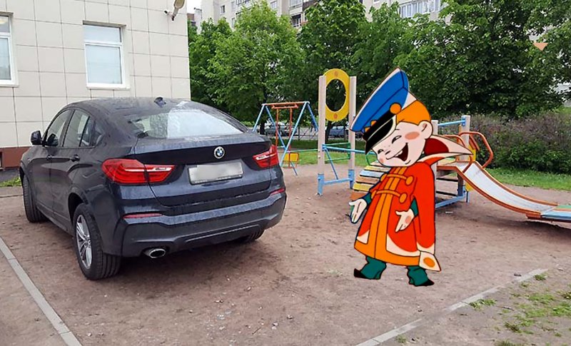 Паркуют машины на детской площадке