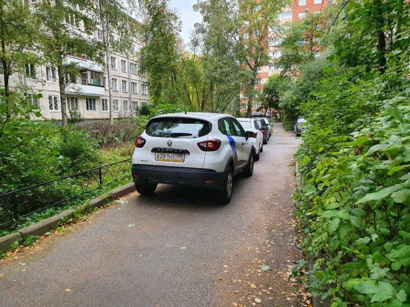 Каршеринговый автомобили во дворах