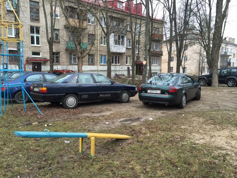 Припарковался на детской площадке