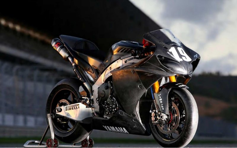 Супербайк черный Yamaha YZF r1