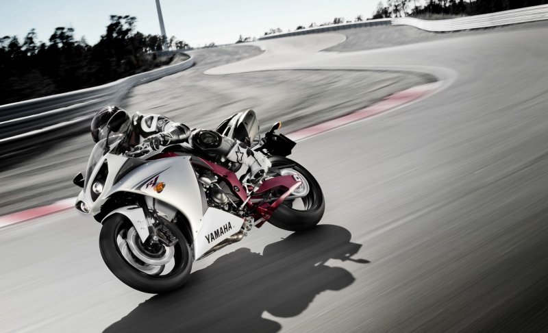 Yamaha r1 на треке