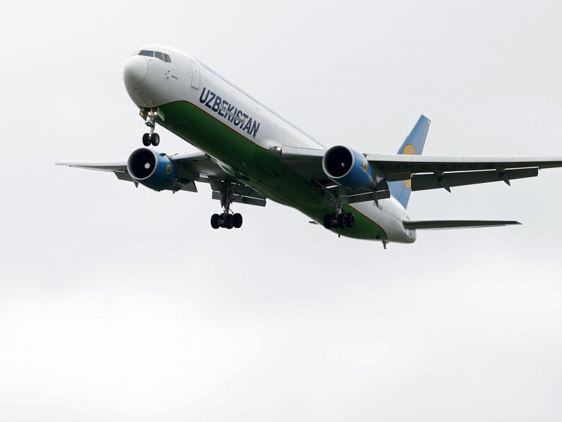 Самолет Uzbekistan Airways