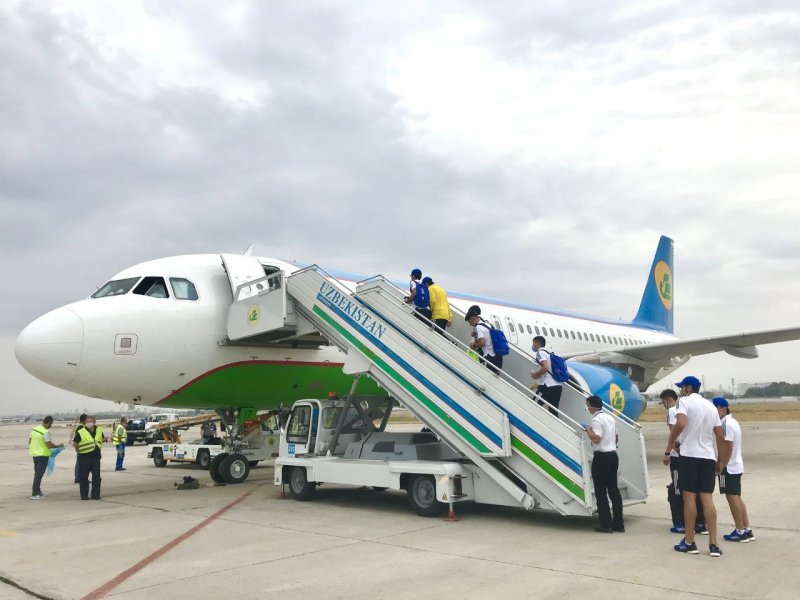 Самолет Узбекистан 737