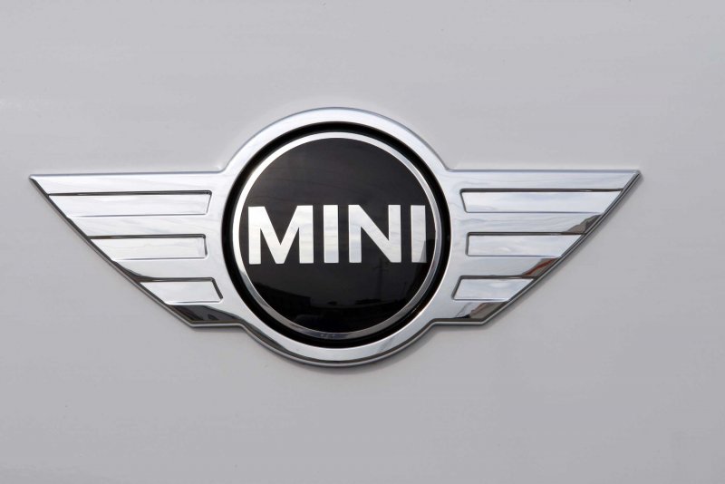 Эмблема Mini Cooper