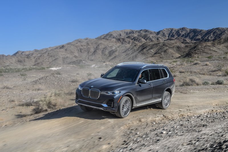 BMW x7 Арктический серый