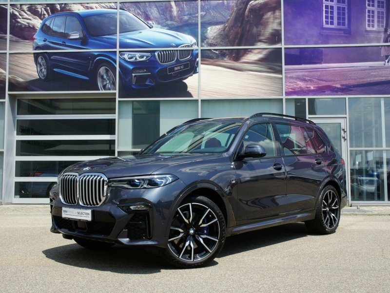 BMW x7 цвета серый