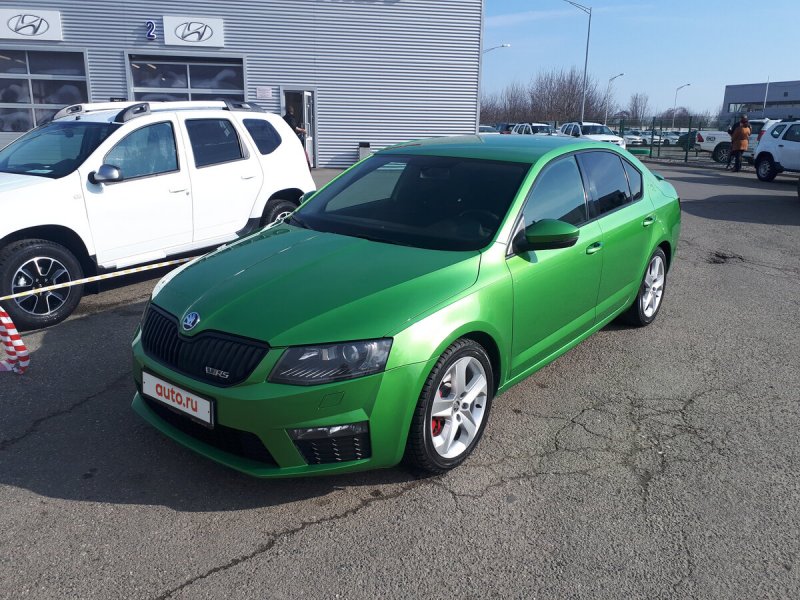 Skoda Karoq зеленый Emerald