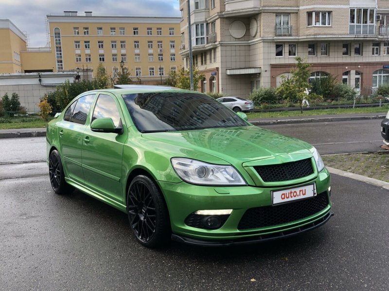 Шкода Рапид салатового цвета