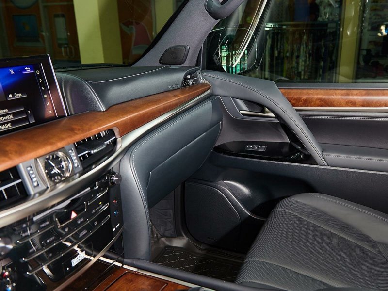Lexus LX 570 2017 салон