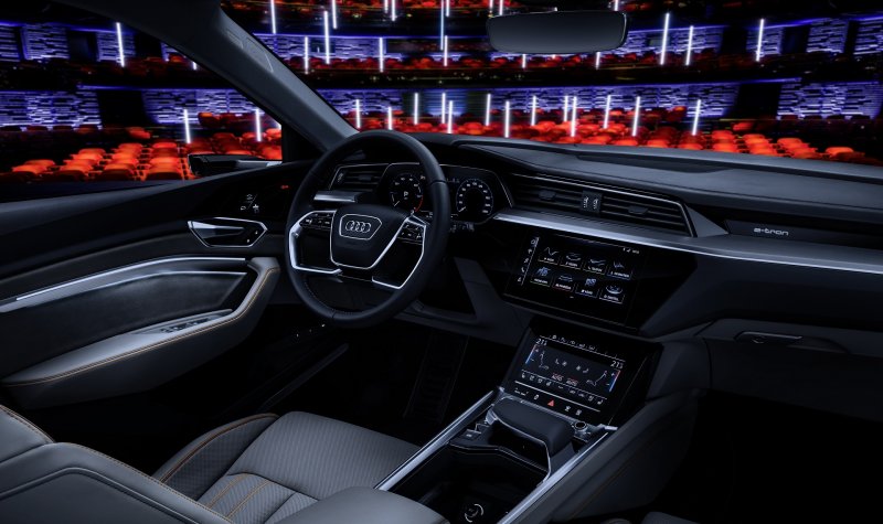 Audi e-tron 2019 салон