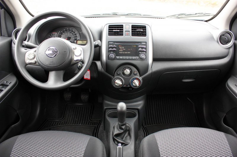 Nissan Micra 2010 салон