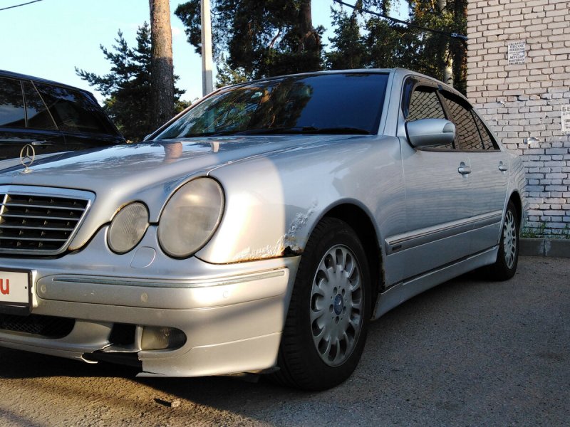 Mercedes Benz e 210 AMG