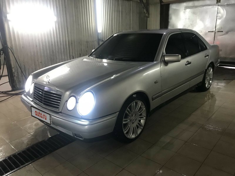 Мерседес 210 серебристый