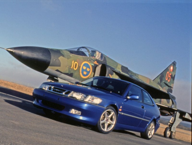 Saab 37 Viggen with car