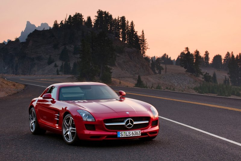 Мерседес Бенц SLS AMG красный