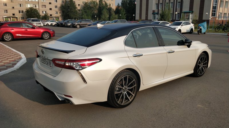 Toyota Camry v70 белая