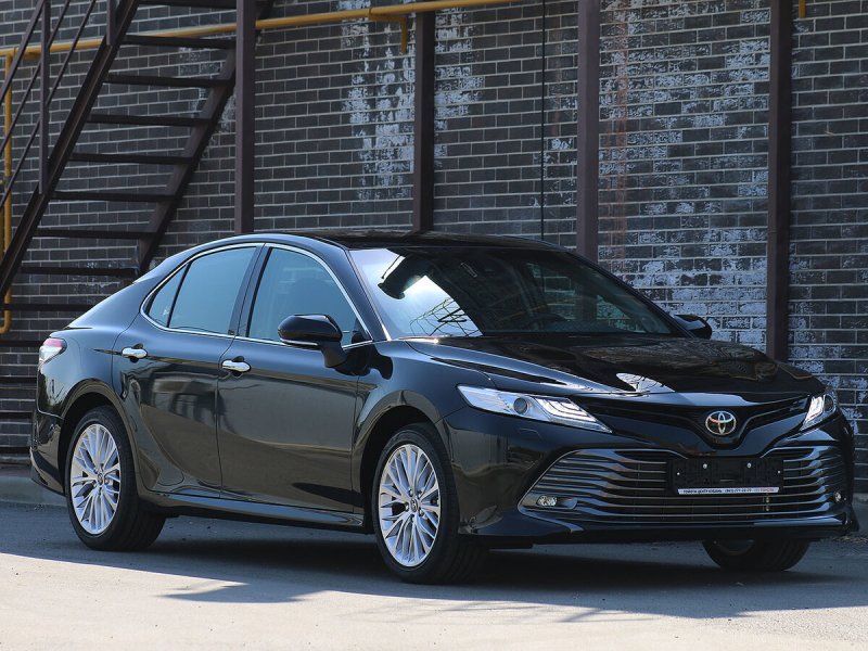 Toyota Camry 2018 черная