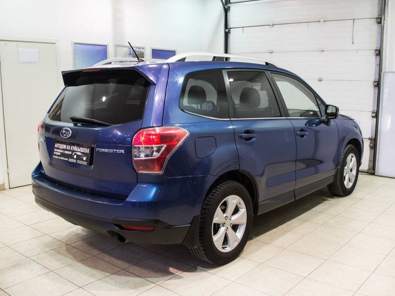 Белый Субару Forester 4 поколения
