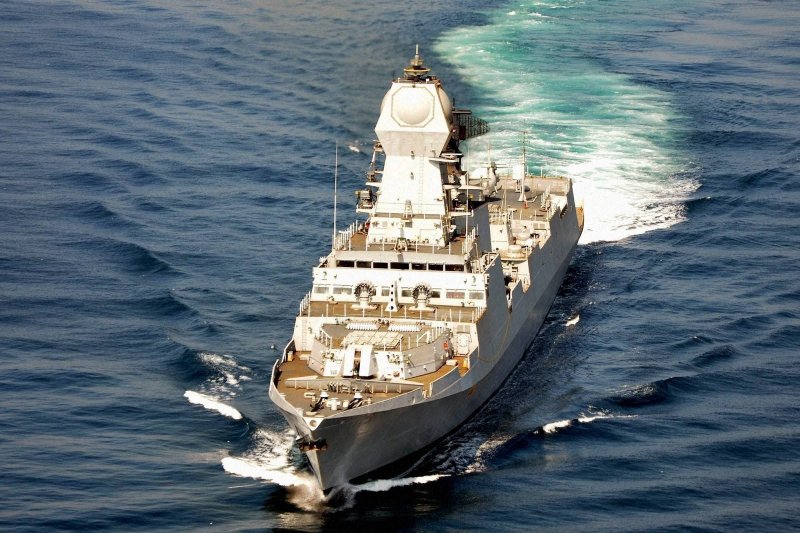 Военные моряки на корабле