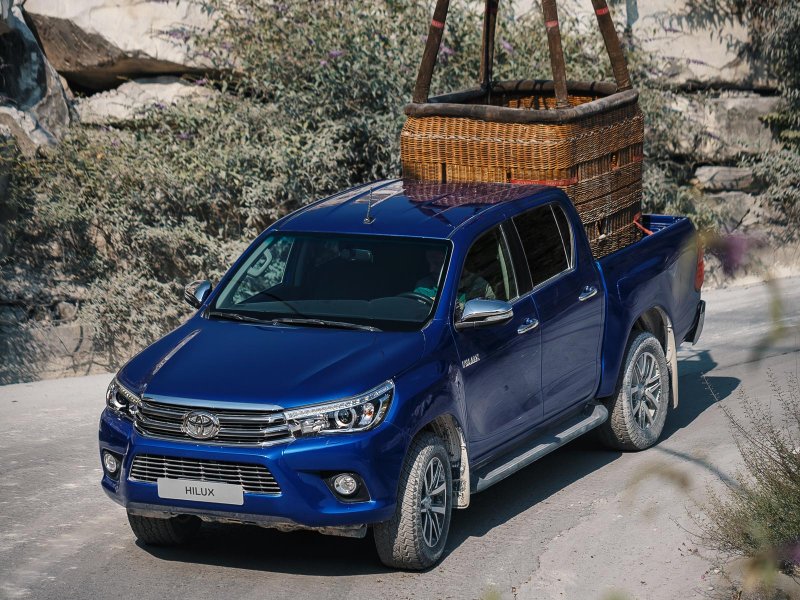Toyota Hilux (2015-) сбоку