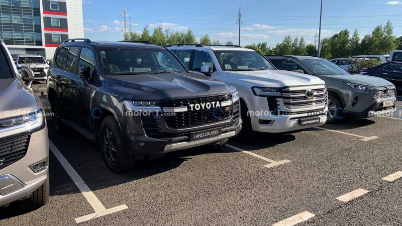 Toyota Land Cruiser 300 Sport