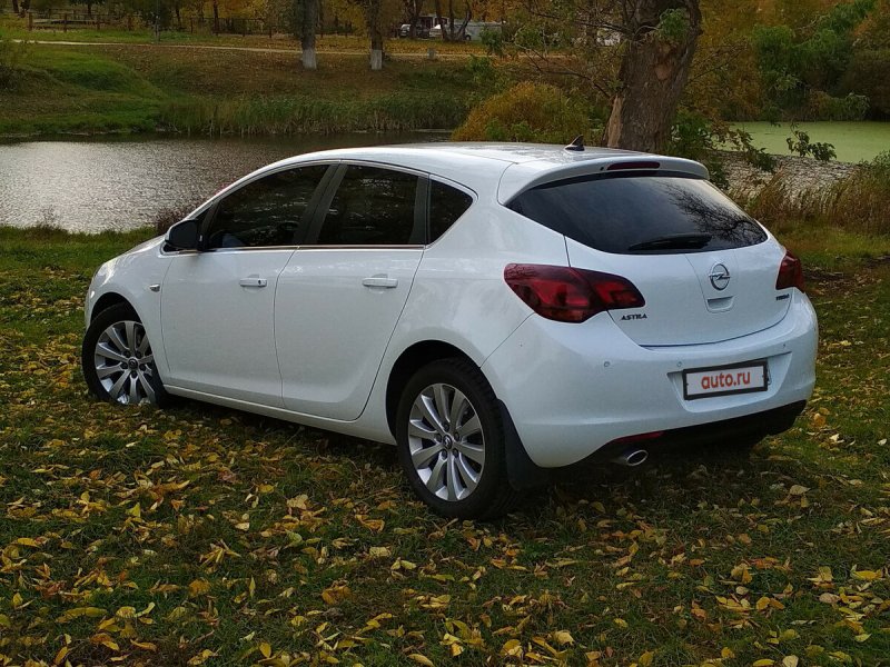 Opel Astra j белая