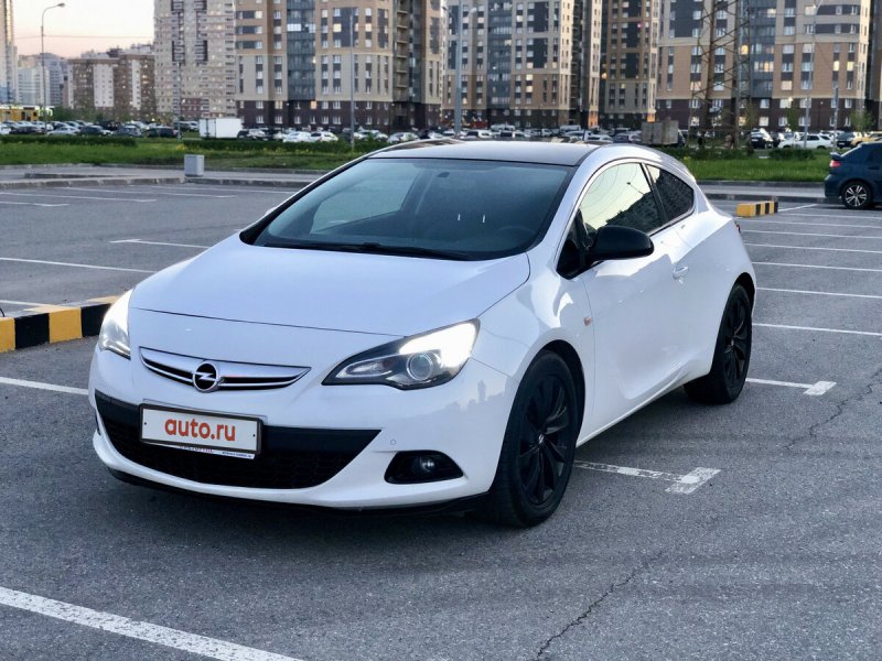 Opel Astra GTC 2014 белая