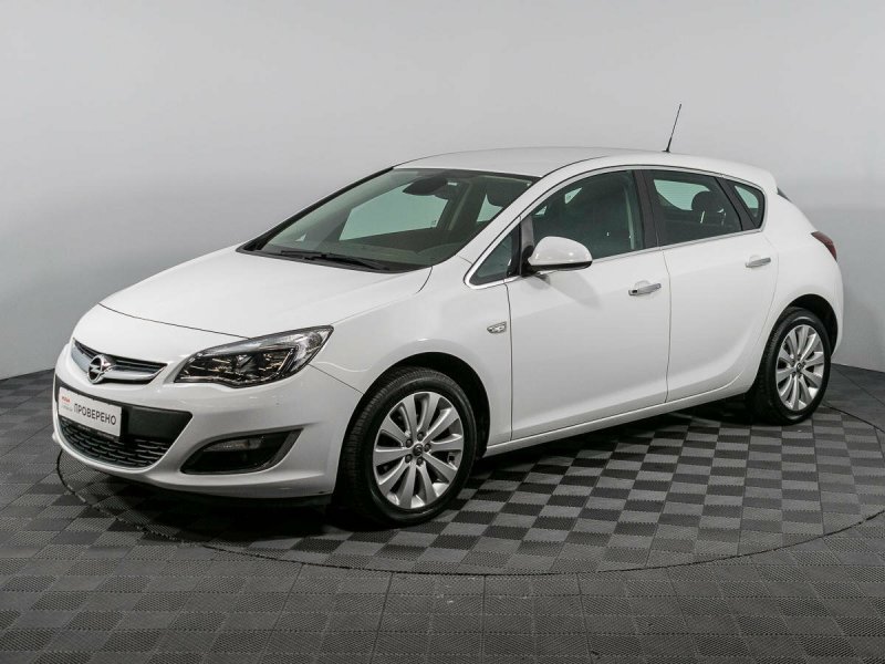 Opel Astra j 2012 белого цвета