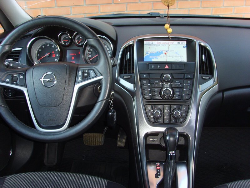 Opel Astra j 2011 хэтчбек