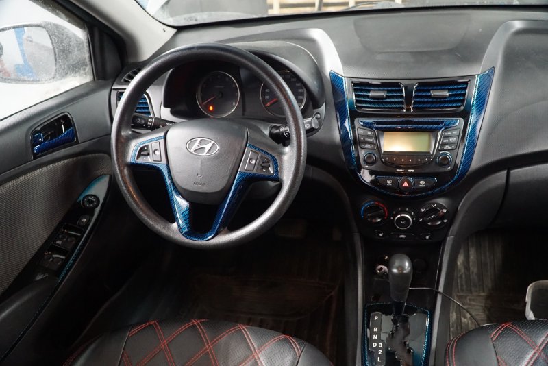 Hyundai Solaris 2012 хэтчбек салон