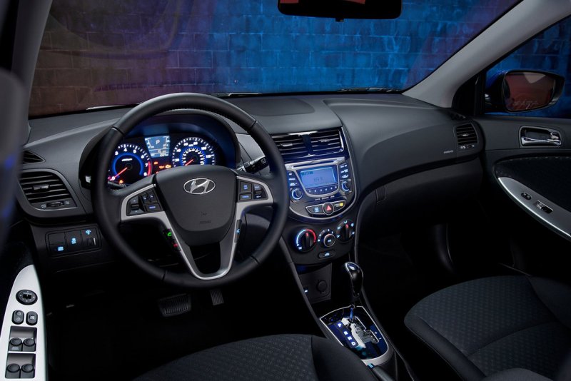 Hyundai Solaris 2012 хэтчбек салон