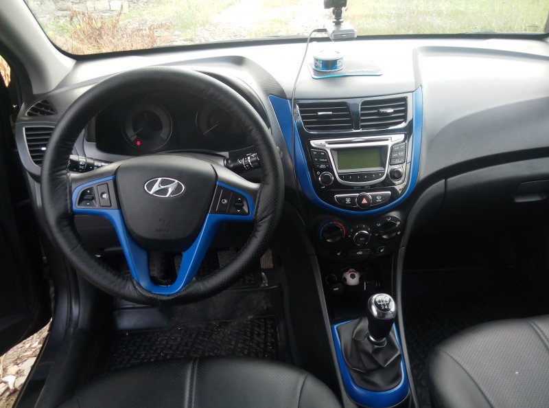 Hyundai Solaris 2012 хэтчбек салон