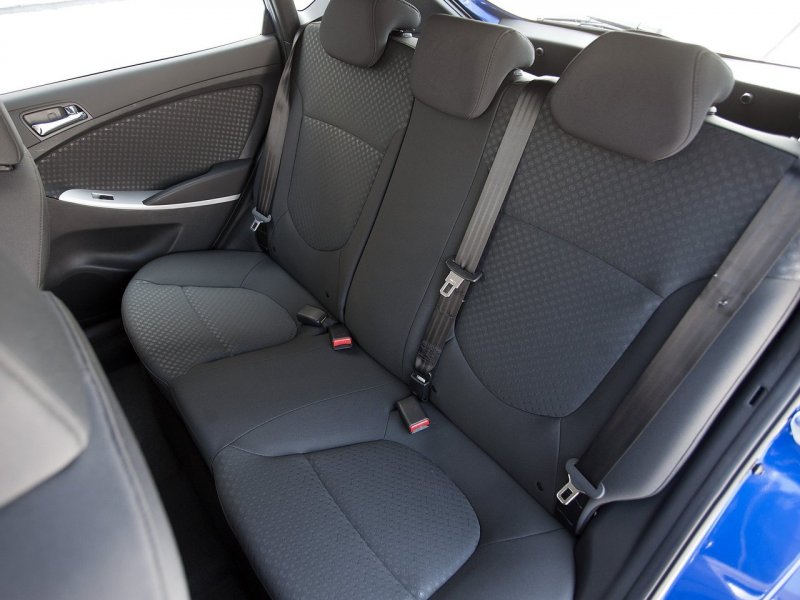 Hyundai Solaris, 2013 хэтчбек салон зад