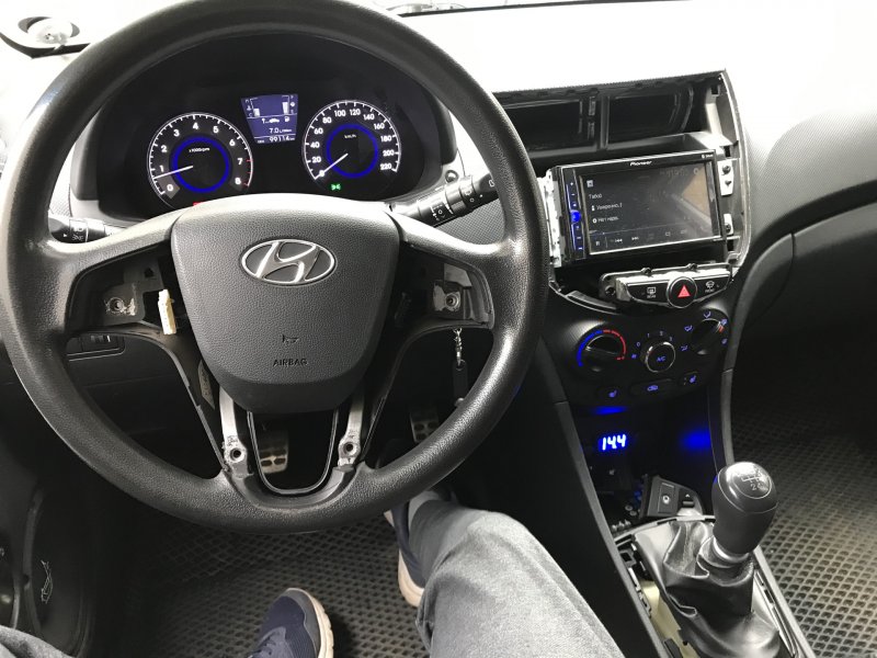Hyundai Solaris 2012 хэтчбек салон