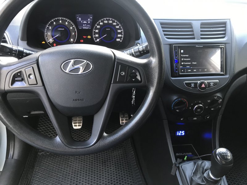 Hyundai Solaris 2013 хэтчбек салон