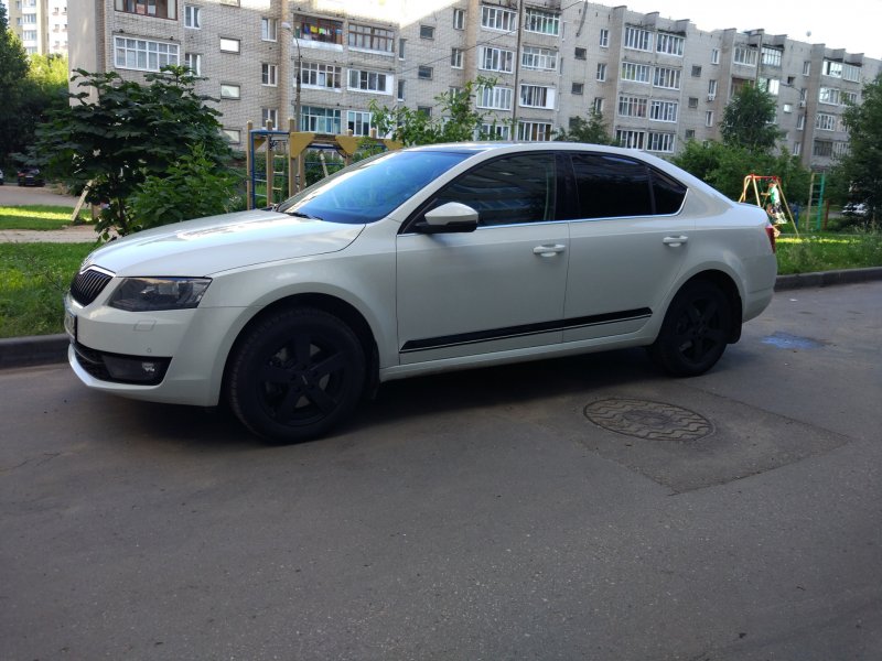 Шкода актавия а8 с черной крышей