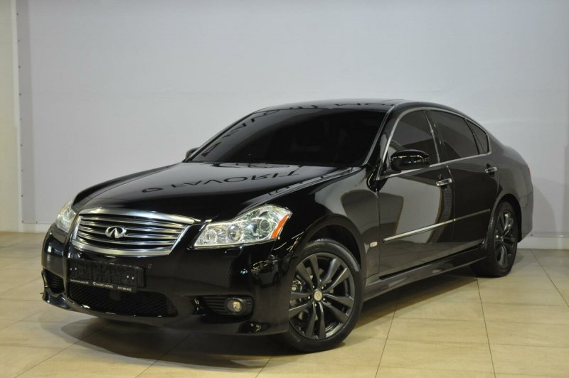 Черная Infiniti m25 на 20 колесах