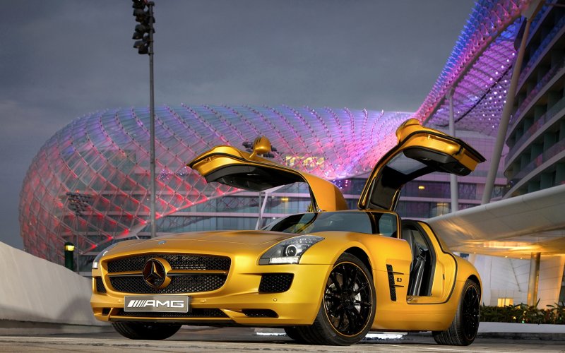 Золотой Mercedes-Benz SLS AMG.