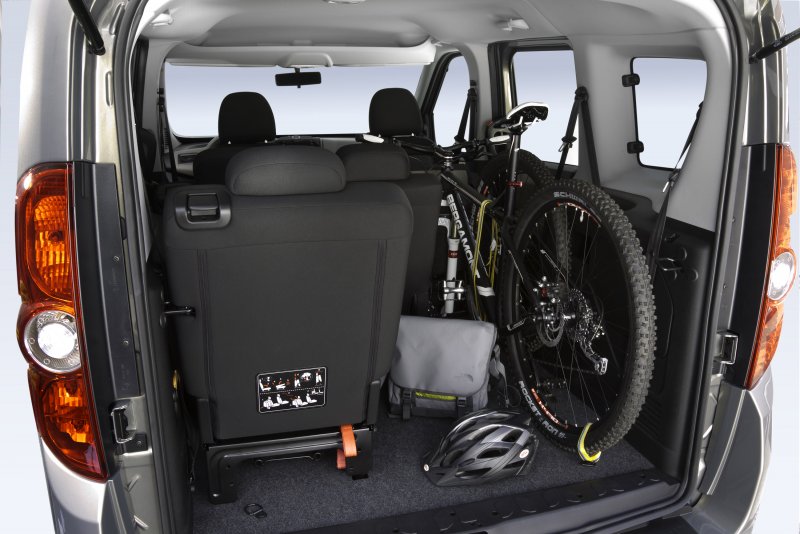 Opel Combo багажник с разложенными