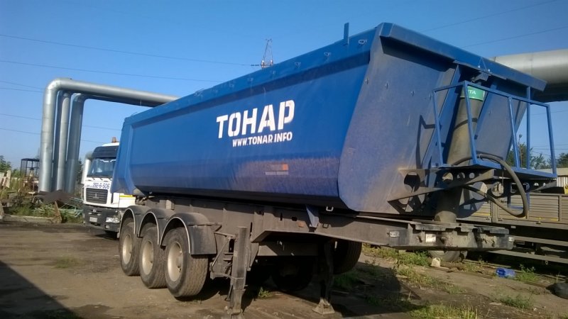 Синий МАЗ Тонар
