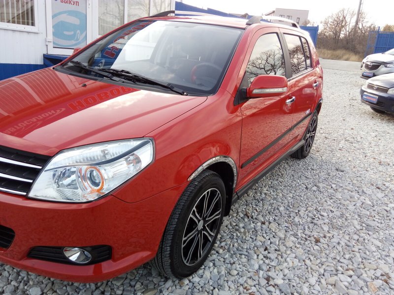 Geely MK Cross красная