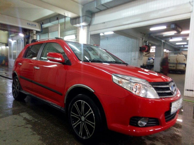 Geely Emgrand красный