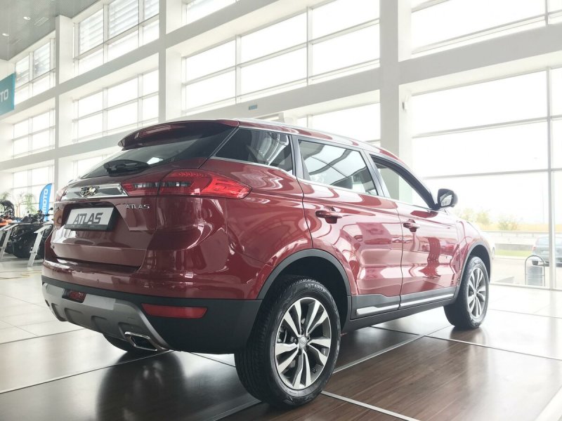 Geely Atlas 2021 красный