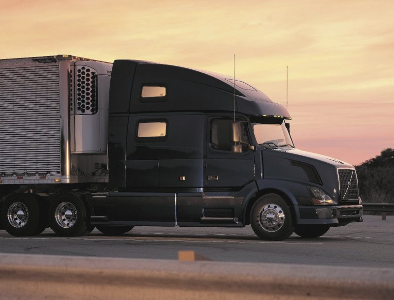 Volvo VNL 780 черный