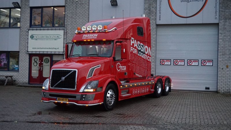 Volvo VNL 2020 красный