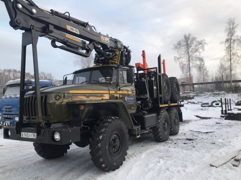 Новый Урал лесовоз с манипулятором Велмаш