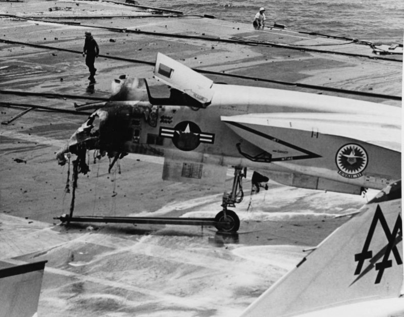 USS Forrestal после пожара