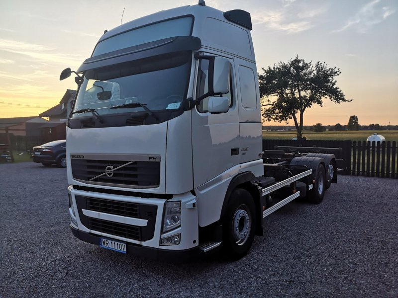 Volvo FH открытый капот