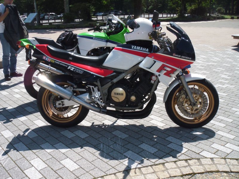 Yamaha FZ 750